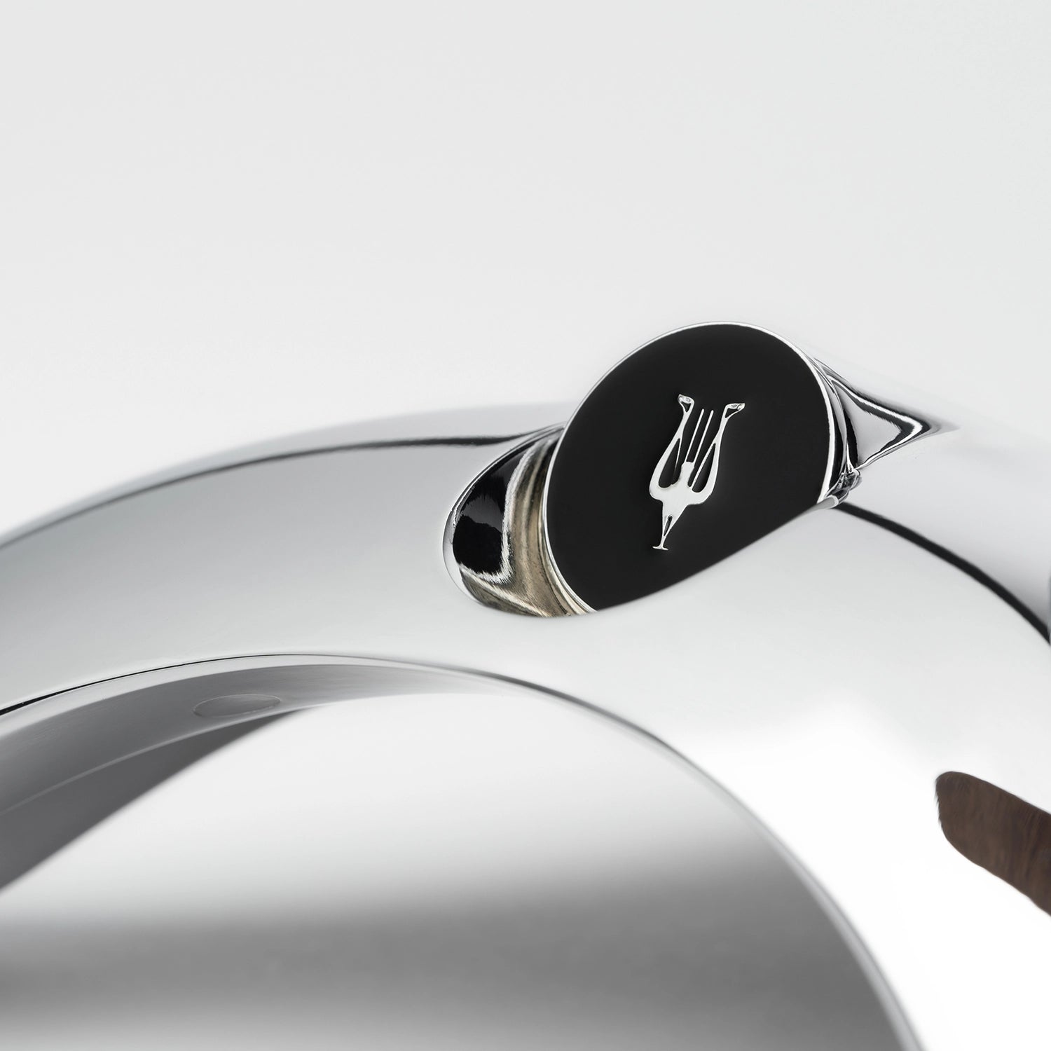 Meze Audio premium built headphone stand Manta Chrome best open-back audiophile premium headphones winter bundle details