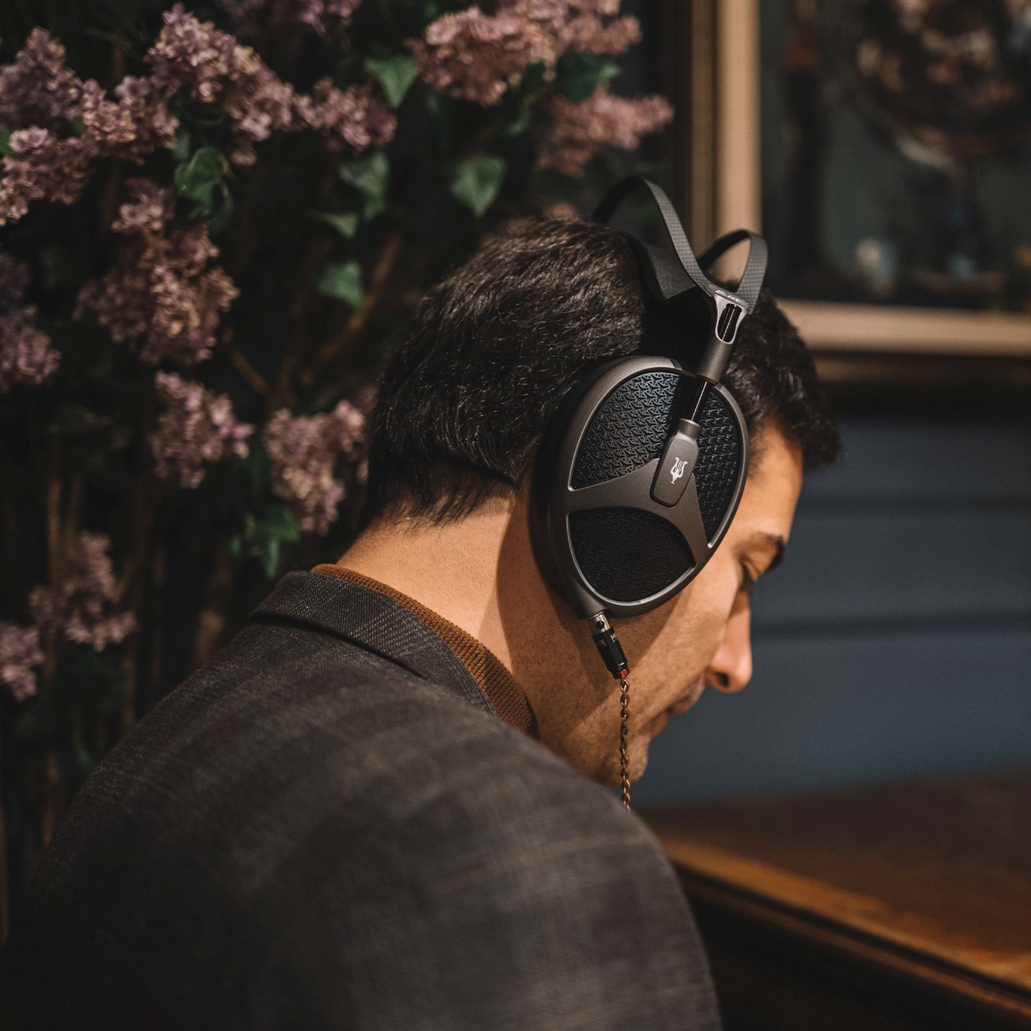 Man listening to Meze Audio Elite Tungsten premium open-back planar magnetic driver headphones