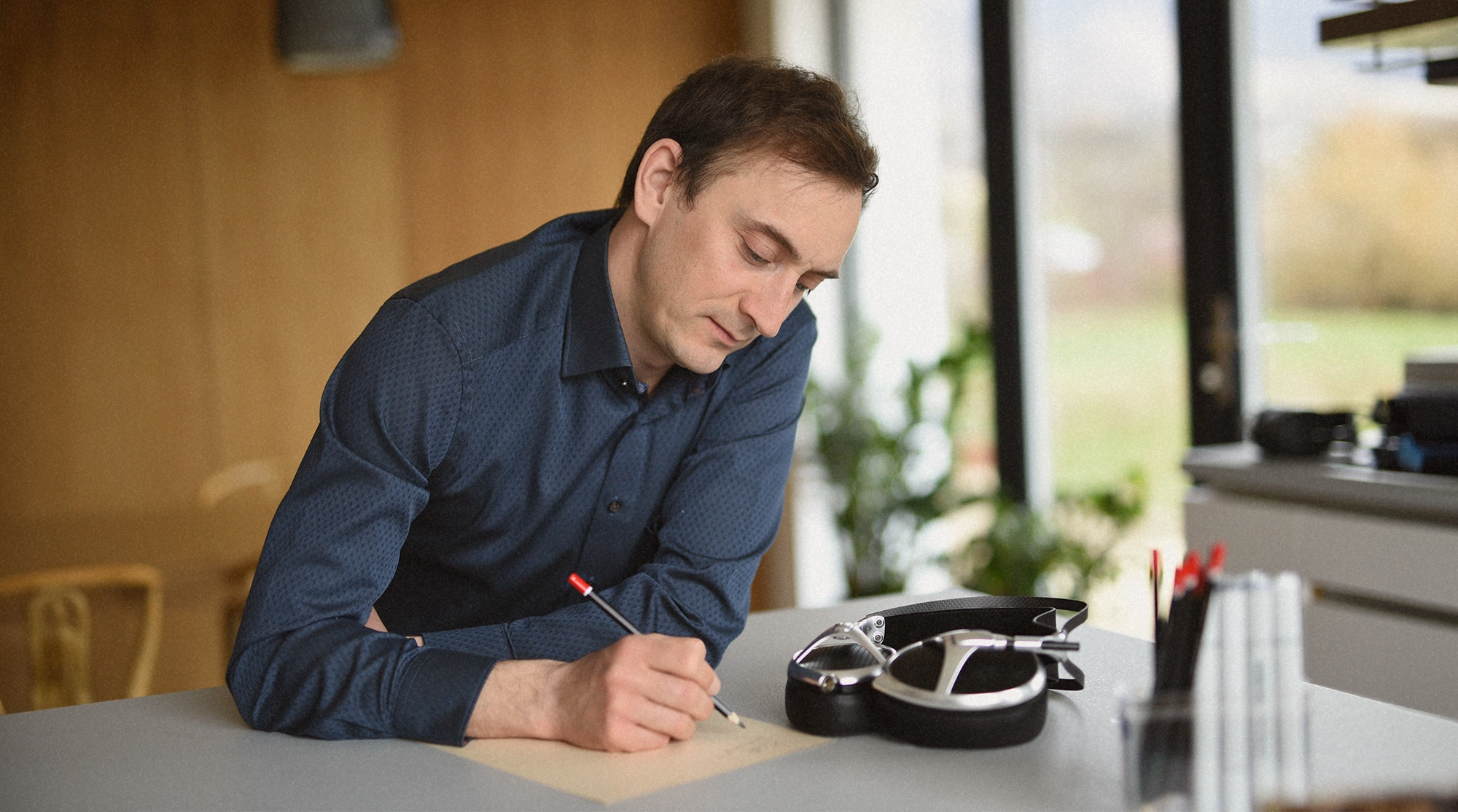 Antonio Meze writting thank you letter for Meze Audio Elite Aluminium