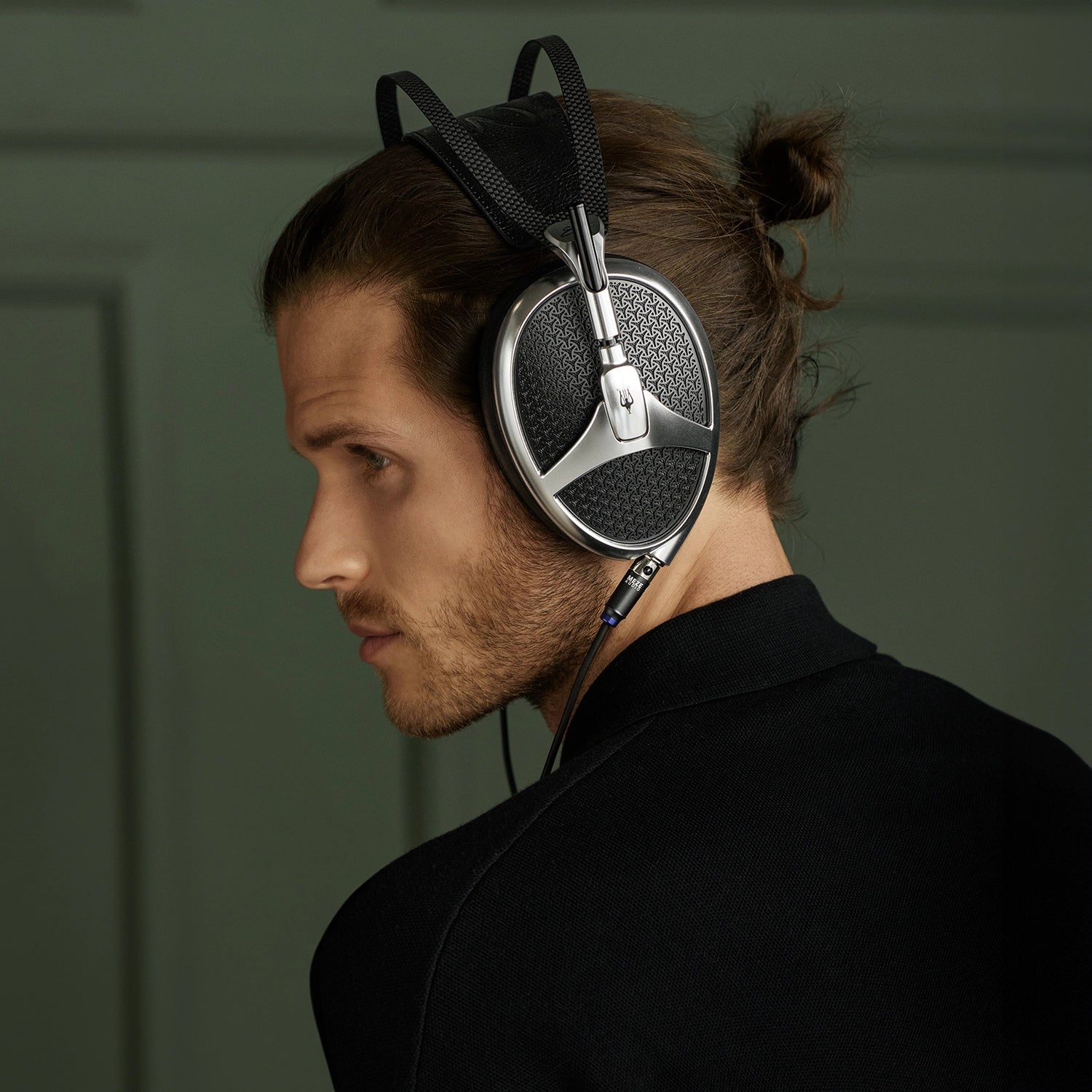 Meze Elite, a premium open-back headphone for audiophiles, featuring one of the best planar magnetic drivers for immersive sound quality. SIde View