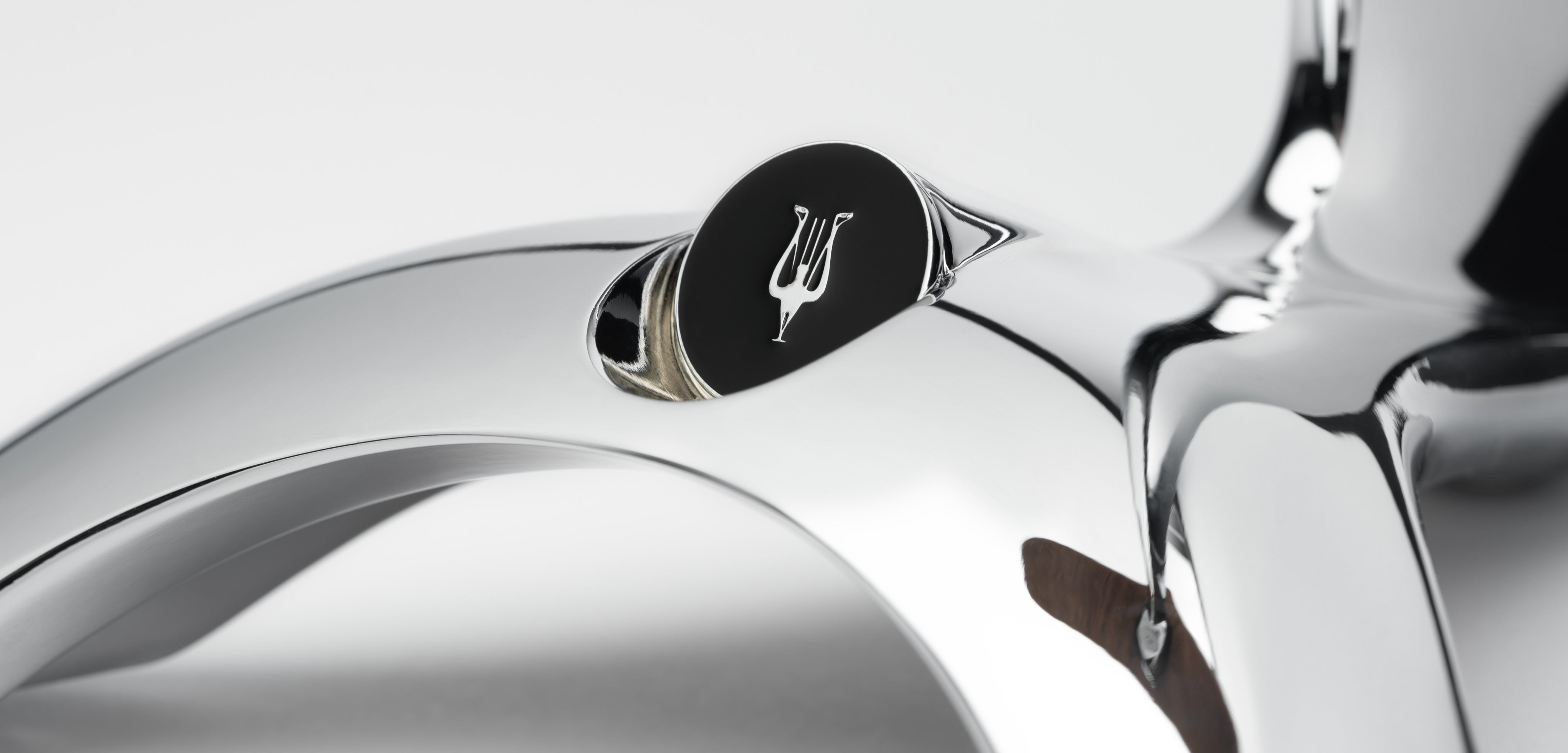 Meze Audio Manta Chrome premium audiophile headphone stand bottom detail