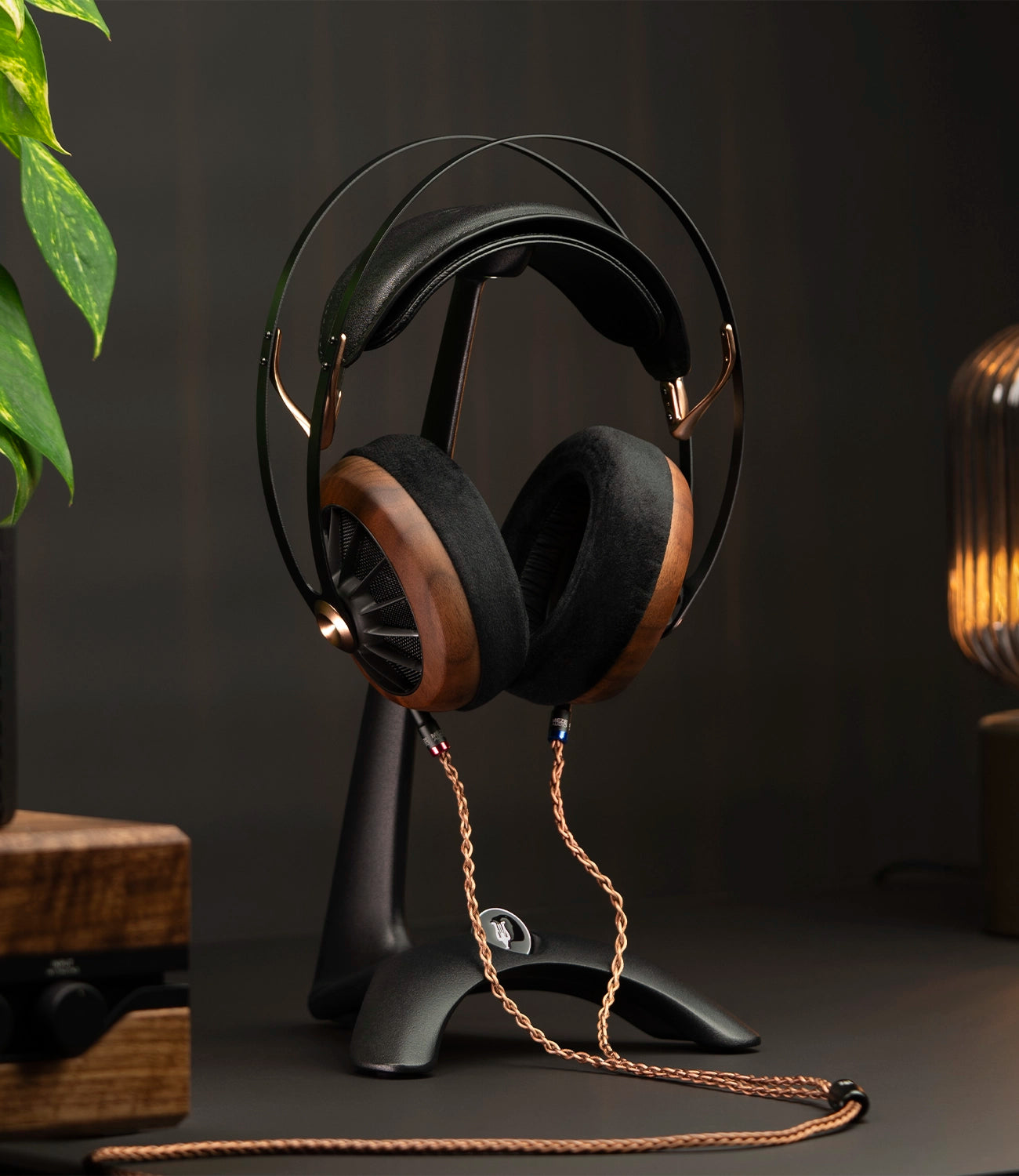 Meze Audio Manta - Best Headphone Stand with Sleek Design for Desk Setup with the best audiophile open-back headphones the Meze 109 PRO