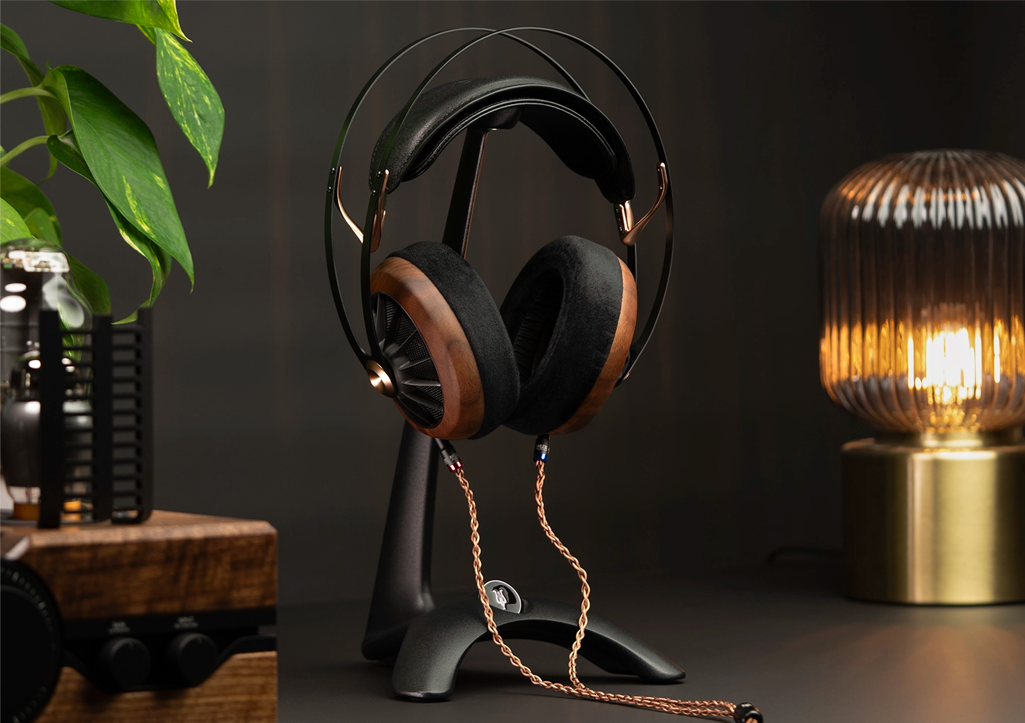 Meze Audio Manta - Best Headphone Stand with Sleek Design for Desk Setup with the best audiophile open-back headphones the Meze 109 PRO