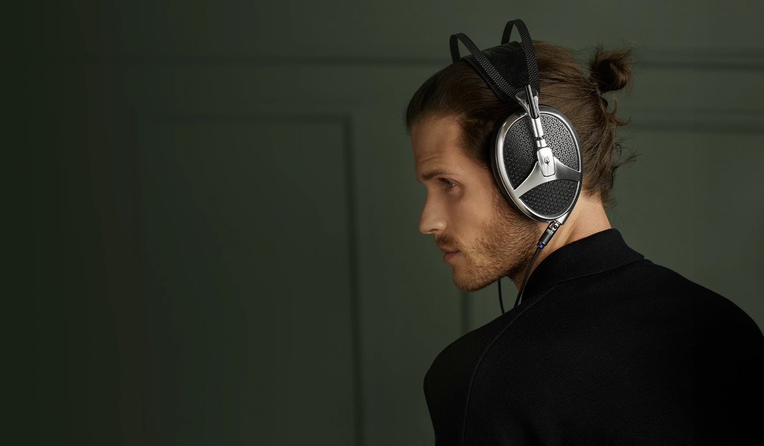 Meze Audio Elite’s luxurious design with hybrid ear pads, engineered for comfort and long listening sessions.