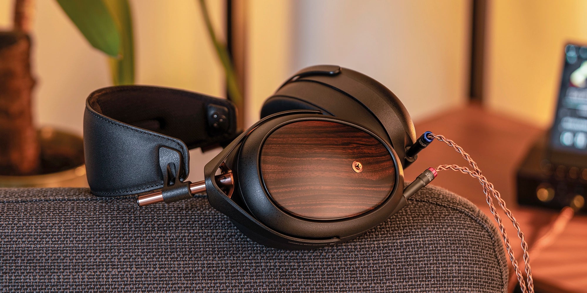 Meze Audio Liric Second Generation, best closed-back headphones connected to an Astell & Kern headphone amplifier